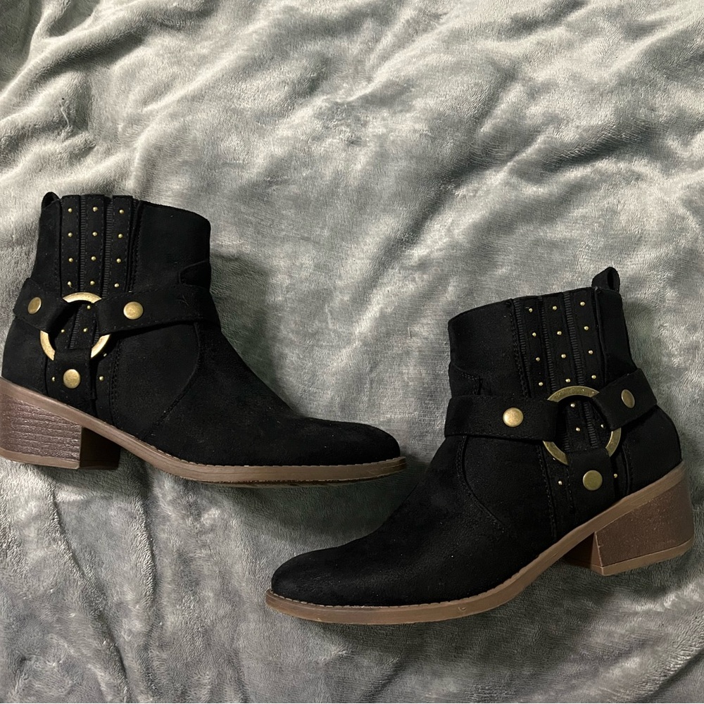 Maurice’s booties size 8